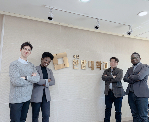 오민욱 교수 연구팀(왼쪽부터 KAIST 신소재공학과 장한휘 박사과정, 한밭대 신소재공학과 브라코와 프림퐁 박사과정, 오민욱 교수, 애비 스탠리 박사과정)