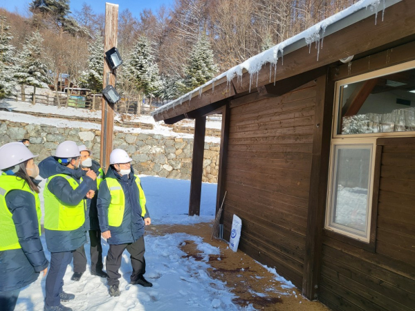 남태헌(맨 우측) 한국산림복지진흥원장이 19일 소속기관인 국립횡성숲체원(강원 횡성군)을 찾아 시설 안전점검 조치 상황을 보고받고 있다.