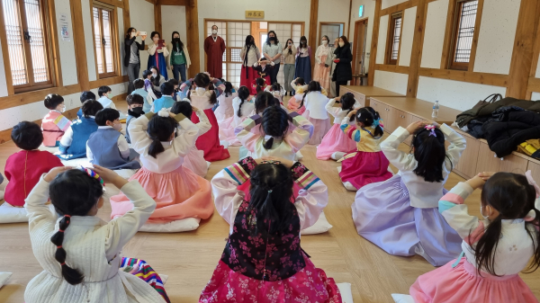 폴리어학원 전통예절 체험 모습