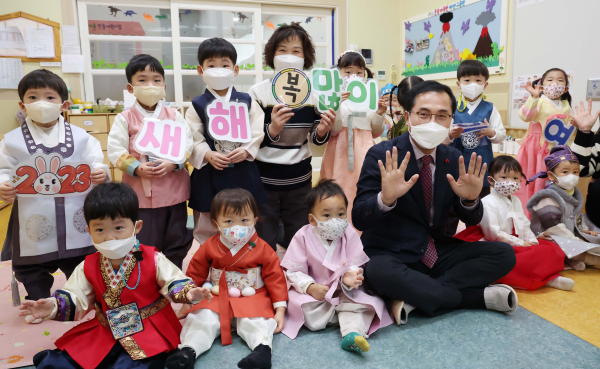 박희조 동구청장이 한솔어린이집 아이들과 설을 맞아 새해 인사를 하고 있다.