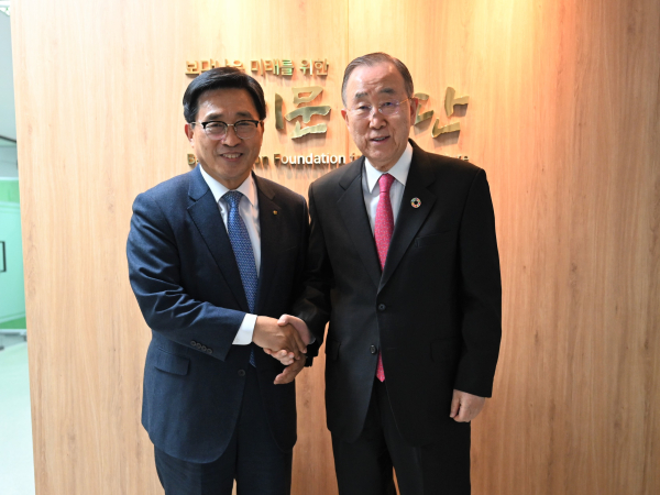 간담회 현장 사진* 한국농수산식품유통공사 김춘진 사장(좌측), 보다나은미래를위한반기문재단 반기문 이사장(전 UN사무총장)(우측)