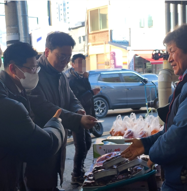 과일을 구매하고 있는 정도희 천안시의장(왼쪽 첫 번째)과 신한철 충남도의원(왼쪽 두 번째)/사진 박동혁 기자