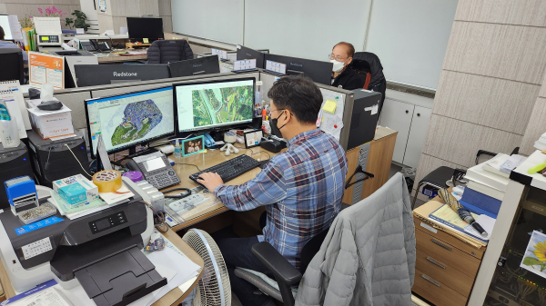 드론 촬영 영상본을 토대로 사전 작업을 진행 중인 중구청 공무원