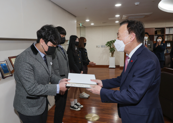 선행을 실천한 모범 학생에게 교육감 표창장 수여식 모습