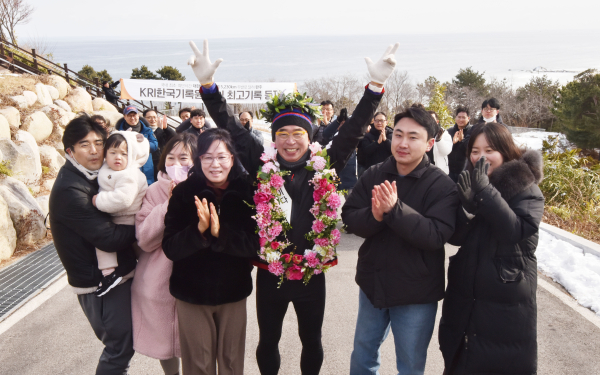 대한민국 한바퀴 5228km 완주 후 가족들의 응원을 받는 맥키스컴퍼니 조웅래 회장(좌측으로부터 5번째)