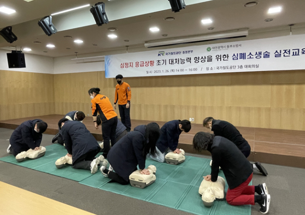 충청본부 직원들이 26일 공단 본사 3층 대회의실에서 올바른 심폐소생술의 순서와 자세를 직접 실습하고 있다.