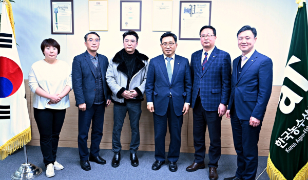 간담회 현장 사진 * 한국농수산식품유통공사 김춘진 사장(우측3번째), 스마트씨코리아 김일준 대표(좌측3번째)