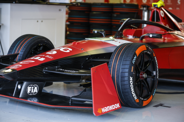 한국타이어 전기차 레이싱 타이어 아이온(iON)을 장착한 포 뮬러 E 레이싱 차량