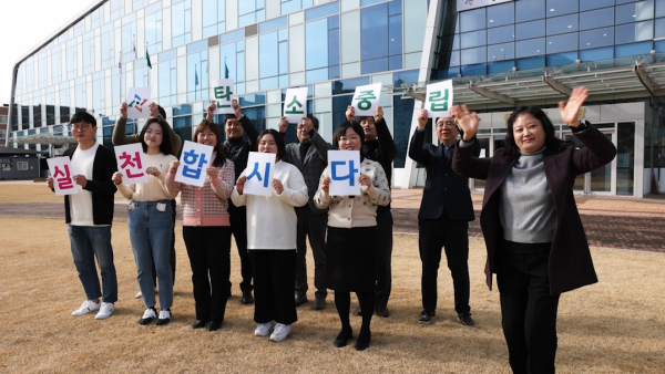 정책개발협력실 직원들이 손피켓을 들고 구민들의 탄소중립 실천 참여를 독려하고 있다.