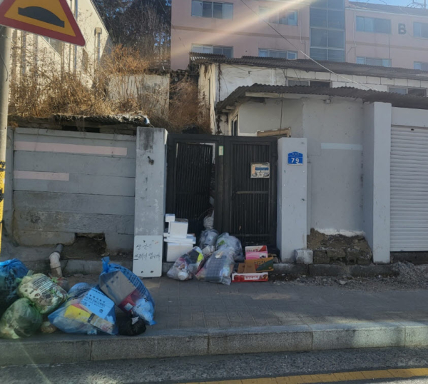 대전 동구 가양동의 한 시유지에 쓰레기가 버려져 있는 모습. (사진=시민 제보자 제공)