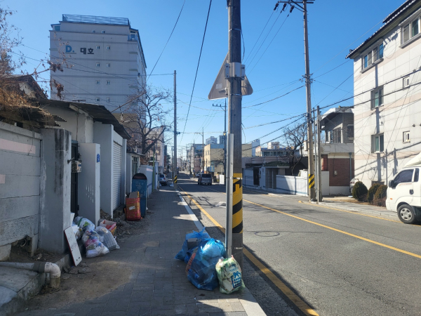 대전 동구 가양동의 한 시유지에 쓰레기가 버려져 있는 모습. (사진=시민 제보자 제공)