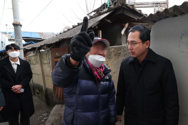 박희조 동구청장이 28일 정동 쪽방촌을 찾아 한파에 따른 주민들의 애로사항을 청취하고 있다.