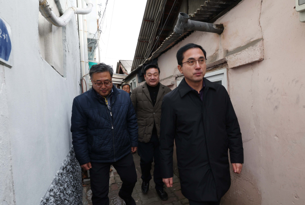 박희조 동구청장(사진 맨 오른쪽)이 28일 정동 쪽방촌을 찾아 송인석 대전시의원(사진 가운데), 조부활 대전쪽방상담소 소장(사진 맨 왼쪽)과 현장을 둘러보고 있다.