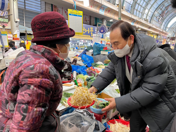 직접 나물을 구매하는 박상돈 천안시장/사진 박동혁 기자