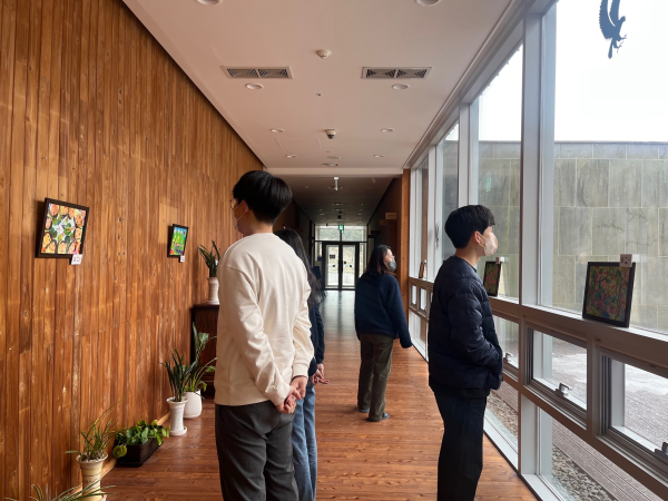 지난 27일 경북 예천군 효자면 은풍로 산림치유원 산림치유문화센터에 마련된 주제별 산림복지 어린이 그림공모전 작품을  관람 모습