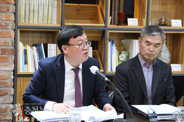 조원갑 자치안전실장과 조대호 복지보건국장은 기자간담회를 열고 재해구호기금 76억 원을 투입해 난방 취약계층 집중지원한다고 밝혔다/사진 권상재 기자