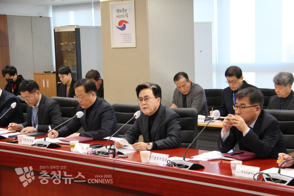 김태흠 충남지사가 실국원장회의에서 모두발언을 하고있다/사진 권상재 기자