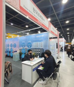 공공기관 채용정보 박람회 참가하여명 취업 준비생의 구직활동을 지원하고 있다