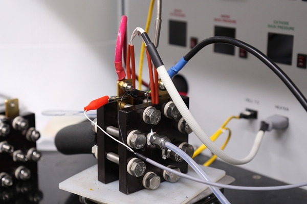 [사진1] 화학연 김태호 박사 연구팀이 개발한 전해질막이 반영된 양이온 교환막 수전해 시스템