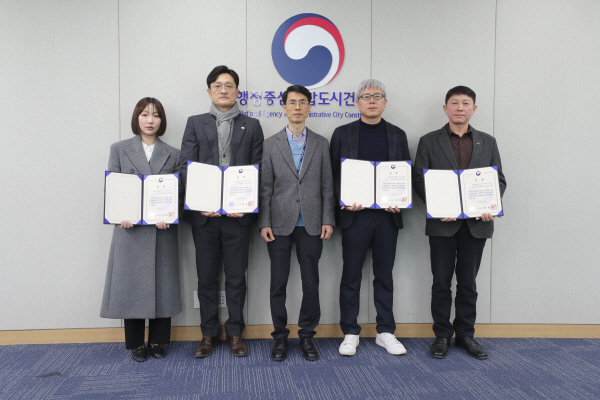 *왼쪽부터 감리단장 한국토지주택공사 김다슬현장소장 코오롱글로벌(주) 신현욱가운데 행복청 시설사업국장 박상옥현장소장 지에스건설(주) 차영철감리단장 (주)케이디엔지니어링건축사사무소 심근섭