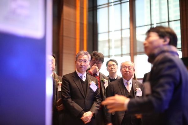 제품 설명 듣는 남상호 총장