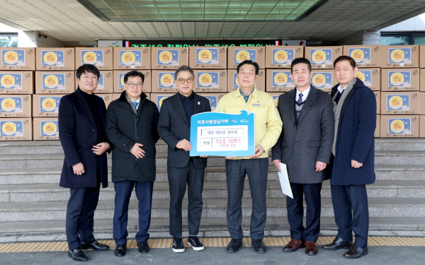 3일 군청 군수실에서 고향사랑 기부금을 전달한 재경태안군향우회 관계자들과 가세로 태안군수.