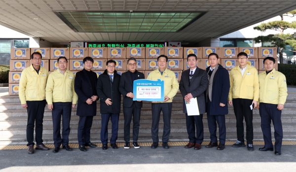 3일 군청 군수실에서 고향사랑 기부금을 전달한 재경태안군향우회 관계자들과 가세로 태안군수.