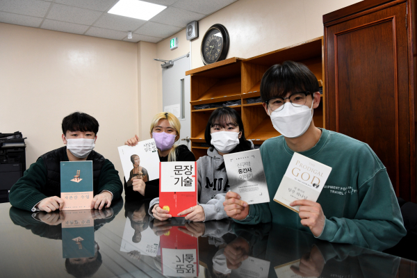 2022학년도, 재학생들이 비교과프로그램에 참여해 기념촬영