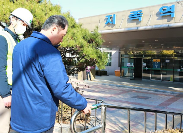 대전교통공사 연규양 사장이 지족역 출입구에 새롭게 조성된 시각장애인용 점자블럭과 핸드레일을 점검하고 하고 있다.