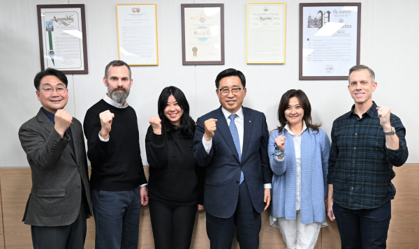 한국농수산식품유통공사 김춘진 사장(우측 3번째), 험프리즈연합부인회 수키 우드(Sukey Wood) 고문(우측 2번째), 조수진씨 부부(좌측 2,3번째)