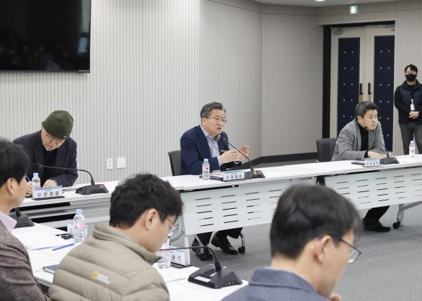 지난 3일 구청 대회의실에서 ‘목재친화도시 조성사업 기본 및 실행계획 수립 용역 최종보고회’가 개최된 가운데, 정용래 유성구청장(가운데)이 회의를 주재