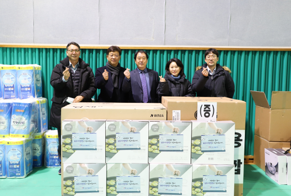 지난 5일, 음력 정월을 맞아 충남 태안 일대에서 진행된 ‘태안 범군민 중앙대제’와 ‘전통민속놀이 한마당 행사’를 지원했다. (왼쪽부터)송승남 서부발전 태안발전본부 대외협력실장과 최태희 태안발전본부장, 김기일 태안읍이장단협의회장, 이양희 서부발전 동반상생실 부장, 조창희 동반상생실 차장이 기념촬영