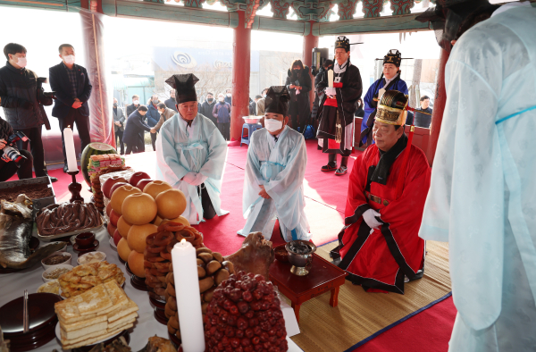 지난 5일 태안 경이정에서 열린 중앙대제에서 가세로 태안군수(오른쪽 두 번째)가 초헌관으로 참여해 제를 올리는 모습