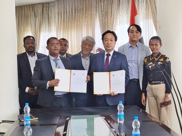 한국시간 2월 3일 20시(현지시각 2월 3일 14시) 에티오피아 아다마과학기술대학교에서 진행된 합의각서 체결식.우측 한국천문연구원 박영득 원장, 좌측 에티오피아 아다마과학기술대학교 레미 구타 총장