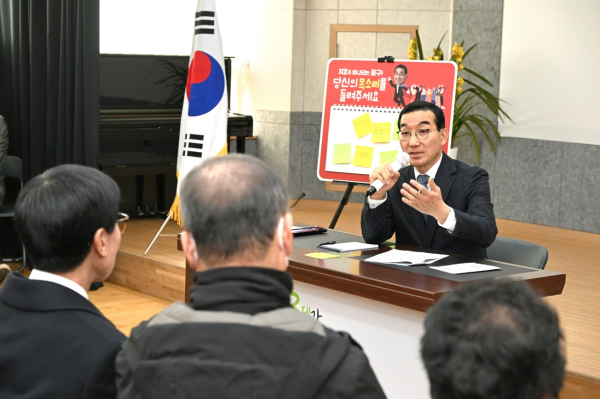 김광신 중구청장이 6일 은행선화동 행정복지센터를 방문해 2023년 구정 방향에 대해 이야기하고 주민의 의견을 듣는 시간을 가졌다