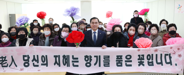 ‘은빛동화구연’ 참여자 발대식 후 참여자들과 기념촬영 하고 있는 모습