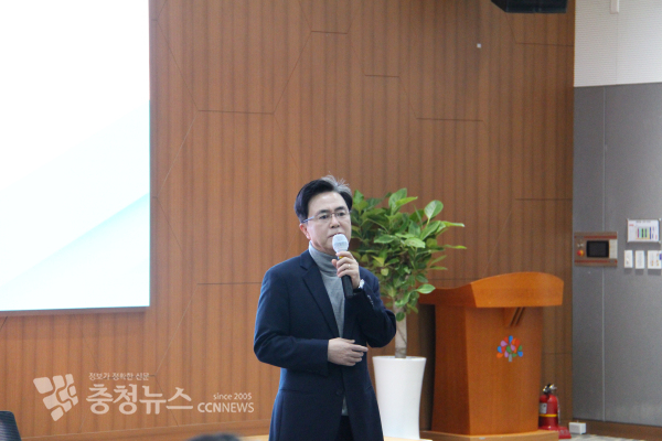 김태흠 충남지사가 팀장급 공무원들과 간담회에서 모두발언을 하고있다/사진 권상재 기자