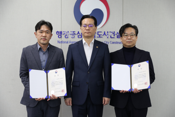 22년하반기 민원 우수부서 및 직원 선정 (왼쪽부터 최규원 주무관, 이상래 행복청장, 오진수 광역도로과장)