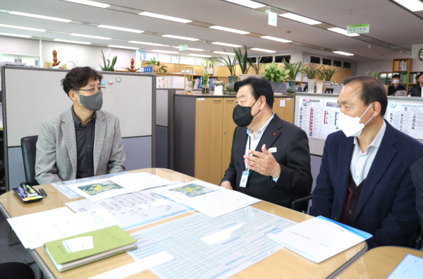 가세로 군수 정부세종청사 방문(사진 왼쪽 농림부 이재천 농업기반과장)