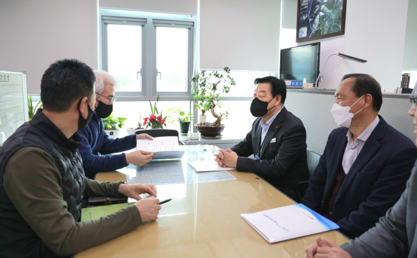 가세로 군수 정부세종청사 방문(사진 왼쪽에서 두 번째 농림부 강경만 농업시설안전과장)