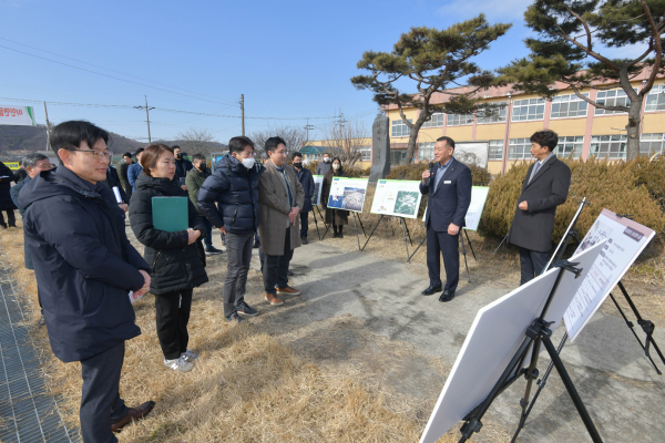 청년농촌보금자리 조성사업으로 폐교된 이인면 주봉초등학교 활용 설명하는 최원철 시장 모습