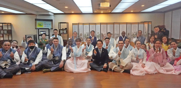 7일, 육군대학 외국군 수탁장교 및 가족이 방문, 한복을 입고 전통예절 및 다례체험과 효문화 전시체험관 관람 모습