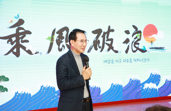 이완섭 서산시장이 해미면 주민과 소통하고 있다