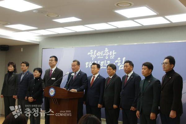 예산·홍성 지역구 선출직 충남도의원과 군의원들이 기자회견을 열고 공공기관 통폐합 및 내포신도시 이전을 촉구하고 나섰다/사진 권상재 기자