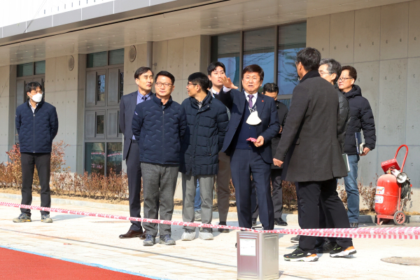 최교진 교육감이 8일 3월 개교학교를 방문해 현장 점검을 하고 있다.