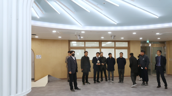 최교진 교육감이 8일 3월 개교학교를 방문해 현장 점검을 하고 있다.