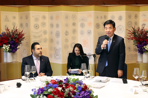 김진표 국회의장이 이민자 출신인 노르웨이 국회의장과 회담을 하고 있다.