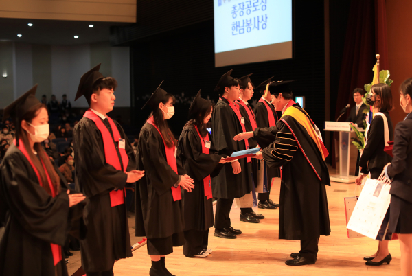 제61회 전기 학위수여식에서 이광섭 총장이 학생들에게 상장을 수여하고 있다.