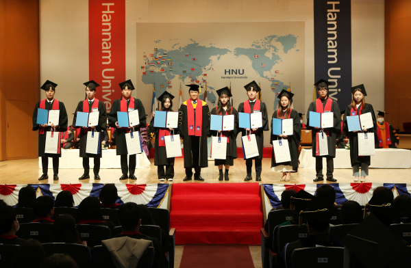 10일 한남대학교 제61회 전기 학위수여식에서 이광섭 총장(왼쪽 다섯 번째)이 학생들과 단체 사진을 촬영하고 있다.