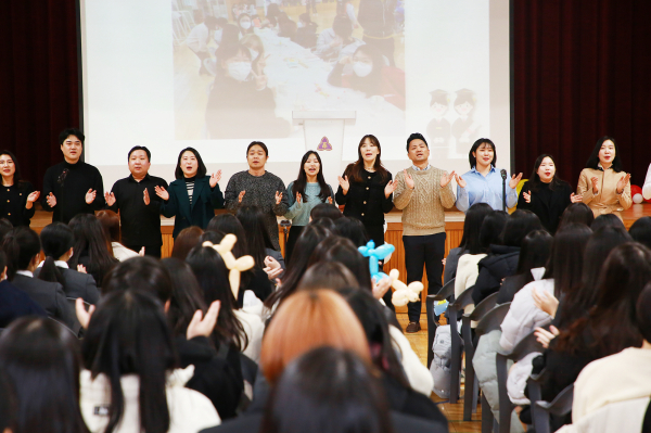 10일 서산시립합창단이 서산여고 제66회 졸업식에서 깜짝 공연을 했다